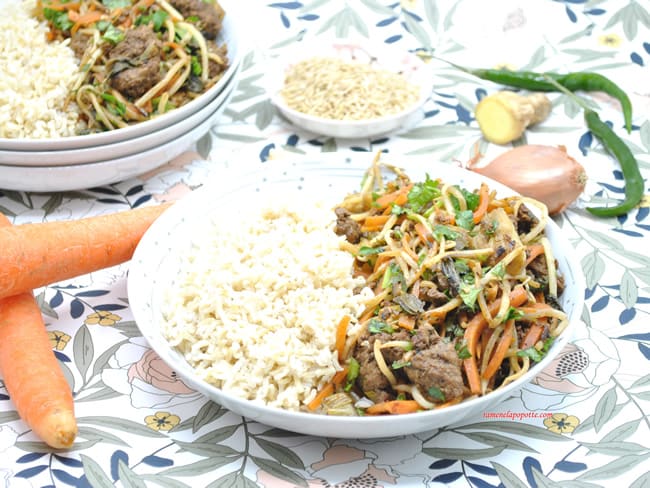 Riz aux légumes et viande hachée - un plat complet