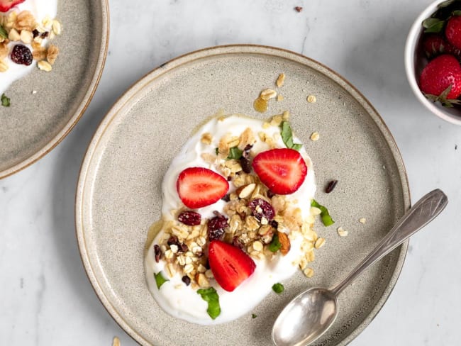 Muesli amandes, canneberges et éclats de fèves de cacao à la poêle