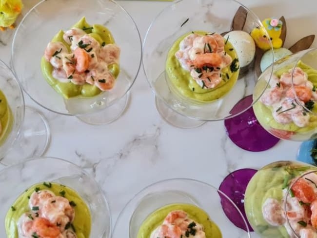 Verrines avocat, pamplemousse et crevettes - une entrée que tout le monde apprécie