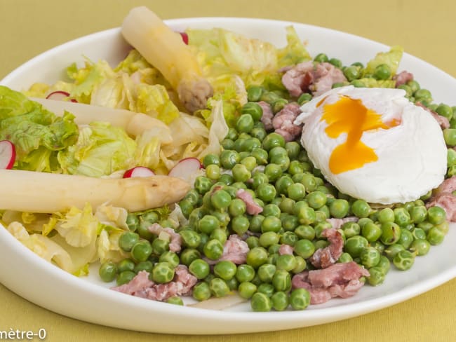 Petits pois aux lardons et aux oeufs pochés