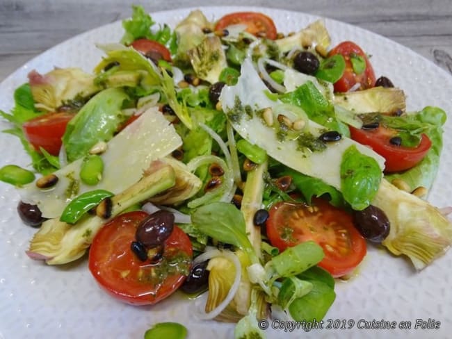 Salade d'artichauts violets, tomates, fèvettes, Parmesan, olives et pignons grillés