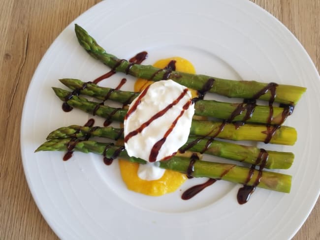 Asperges vertes avec sauce aux jaunes d’oeufs burrata