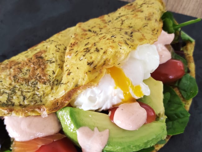 Omelette garnie d'avocat, saumon, tomate...