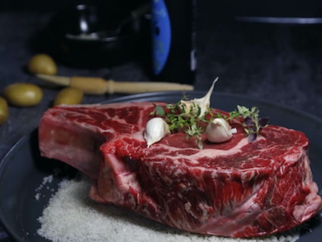 Côte de boeuf au four sur lit de gros sel