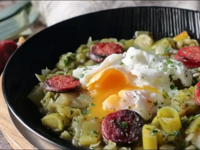 Soupe de pois cassés au chorizo doux poireaux et œuf poché