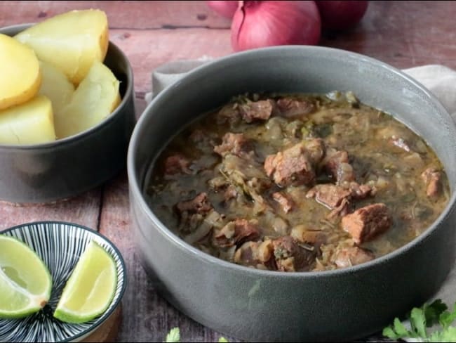 Huatia péruvienne ou boeuf mijoté aux oignons et aux herbes