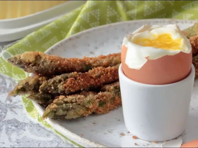 Oeuf coque et mouillettes d'asperges panées aux noisettes