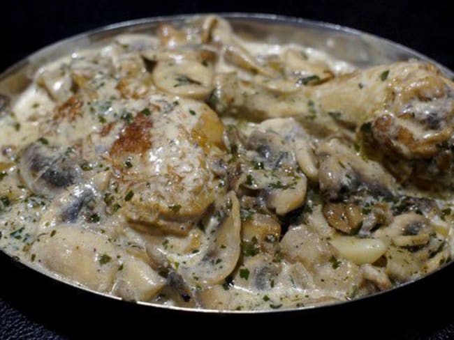 Poulet au vin blanc, à la crème et aux champignons - Recette par Chef ...