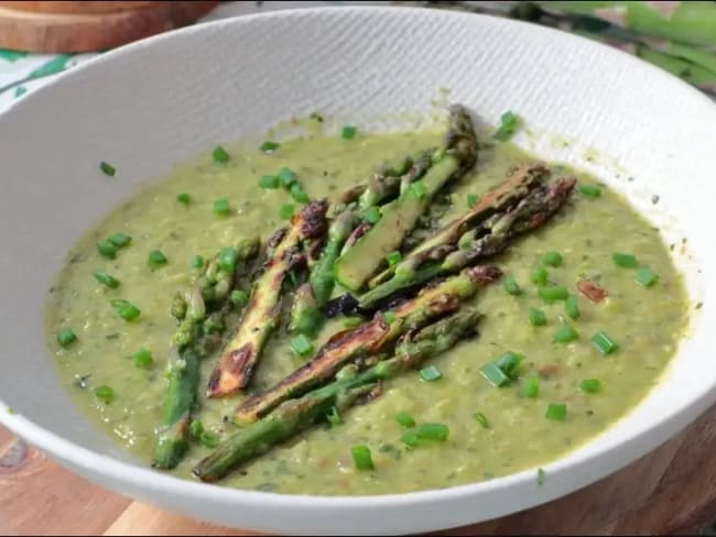 Purée glacée d'asperges vertes à l'huile d'olive et pointes sautées