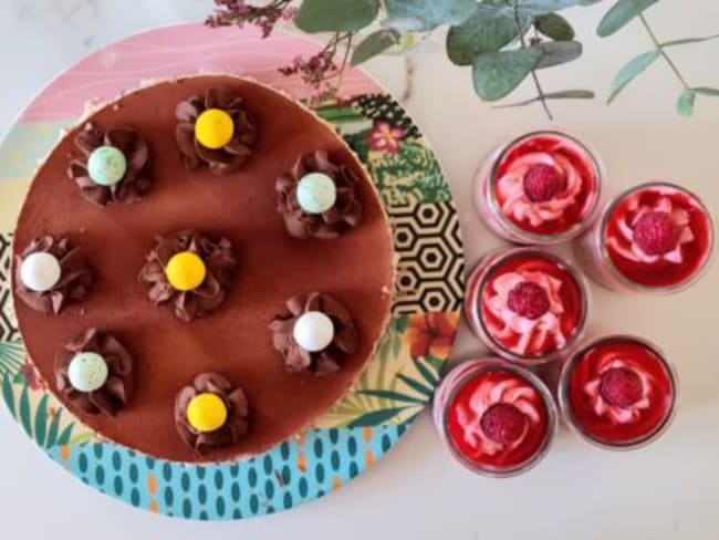 Verrines de mousse aux framboises et coulis