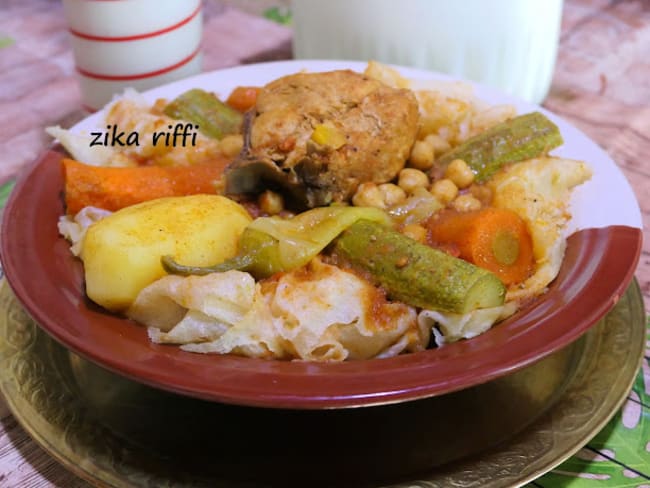 CHAKHCHOUKHA BISKRIA- PLAT DE PÂTES TRADITIONNELLES DE BISKRA-SAUCE ROUGE PIQUANTE AU POULET ET LEGUMES