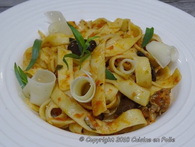 Tagliatelles aux saucisses perugina, sauce tomate à l'estragon et aux olives de Kalamata