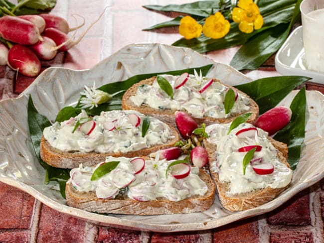 Tartine de faisselle de chèvre frais, radis et ail des ours