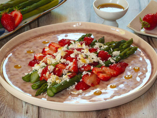 Salade d'asperges vertes, fraises et feta