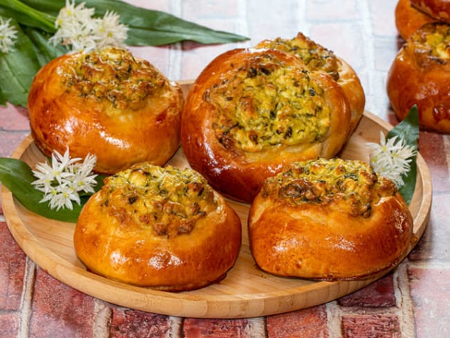 Petits pains à l'ail des ours et ricotta