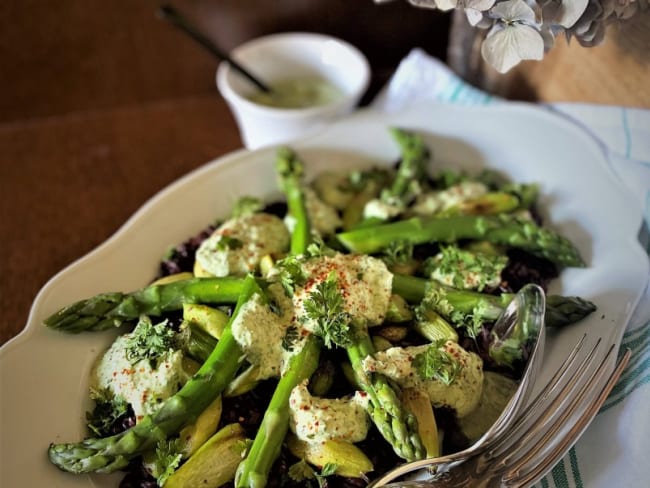 Salade de riz noir aux asperges vertes, yaourt aux herbes fraîches