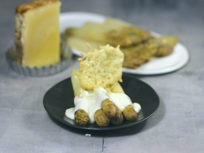 Asperges à la crème de cantal, et tuile de cantal