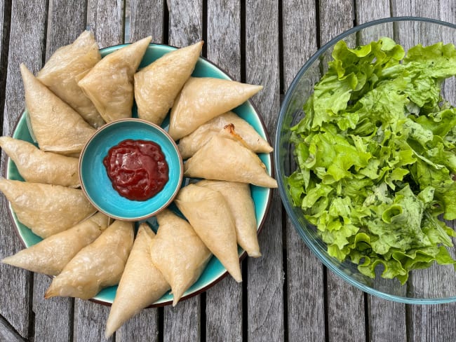 Assiette de samoussas et salade