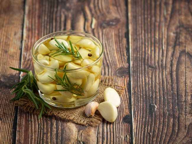 Ail confit à l’huile d’olive : un condiment facile à préparer