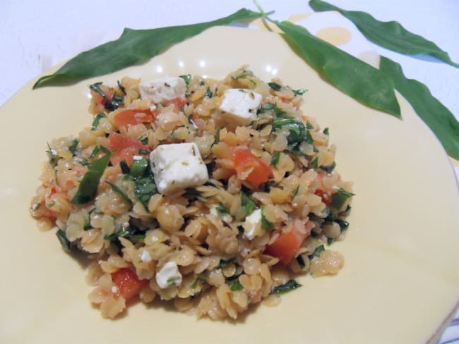 Salade de lentilles corail toute simple, à la feta, tomate et ail des ours