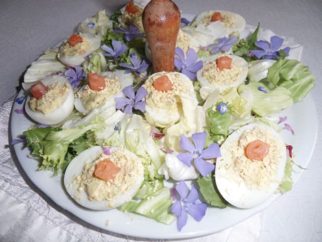 Œufs mimosa au saumon fumé et à la sauce gravlax, décorés de fleurs sauvages comestibles 