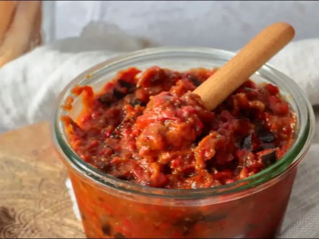 Ajvar : un condiment de poivrons grillés rouges de la cuisine croate