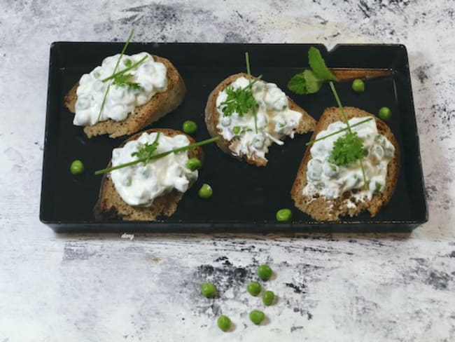 Tartines aux herbes, menthe et petits pois