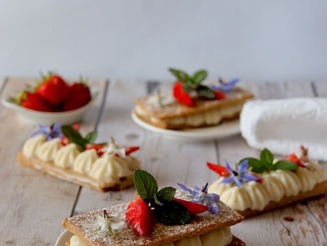 Feuilletés crème vanillée, fraises et fleurs de bourrache