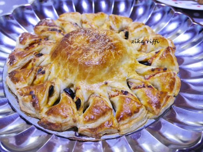 Pizza soleil à la pâte feuilletée maison au Camembert et fondue de tomate