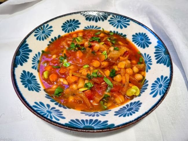 Soupe de pois chiches à la tomate et aux fèves fraîches