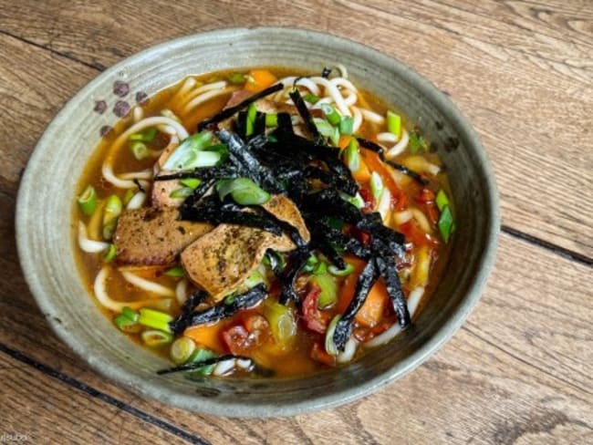 Soupe de nouilles dans un riche bouillon au shoyu