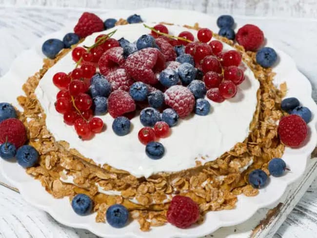 Gâteau à l'avoine avec yaourt et baies fraîches (fraises, bleuets, mûres, framboises, etc.)