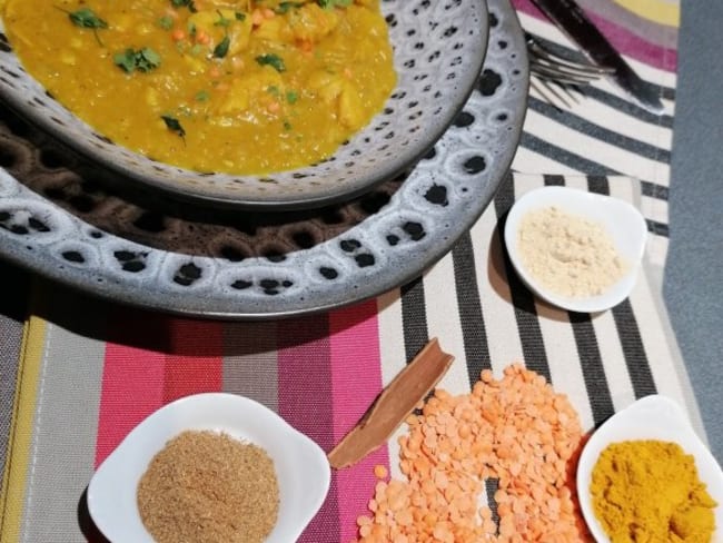 Dahl de lentilles corail au poulet curry, lait de coco et coriandre fraîche