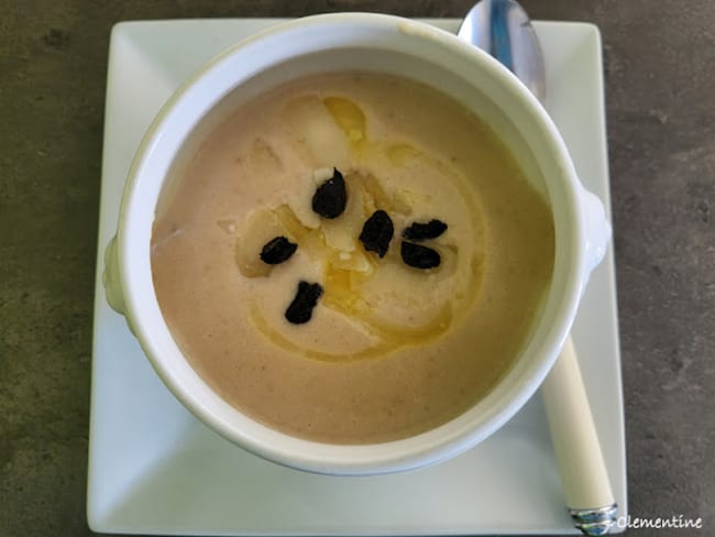 Velouté de topinambours à l'huile de truffe, truffe noire et parmesan