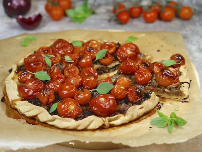 Tarte estivale aux oignons confits tomates cerises et basilic