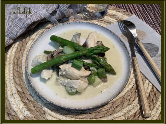 Fricassée de poulet aux asperges vertes et champignons bruns