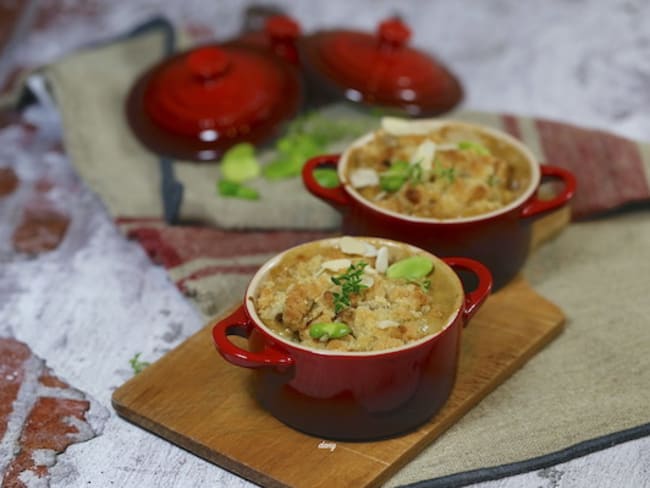 Crumble de poulet, crème aux fèves et poireaux