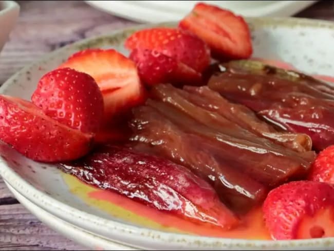 Confit de rhubarbe aux fraises : pour un dessert ou un goûter