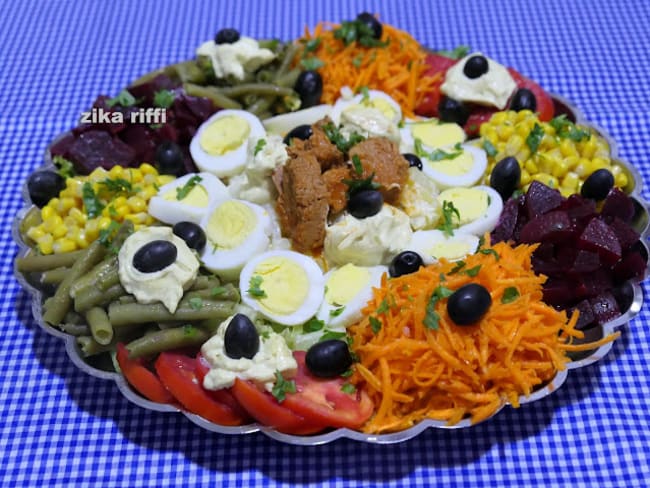 Salade composée de légumes cuits et crus, thon et mayonnaise