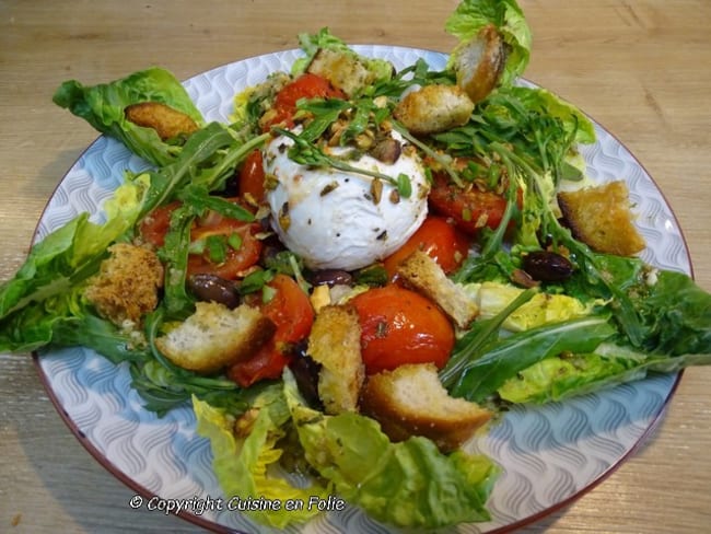 Salade de tomates rôties, mozzarella, roquette, pistaches grillées, vinaigrette au parmesan