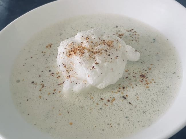 Ile flottante salée aux asperges et poudre d'orties