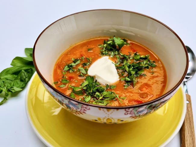 Soupe froide de poivrons rouges aux herbes et à la crème aigre