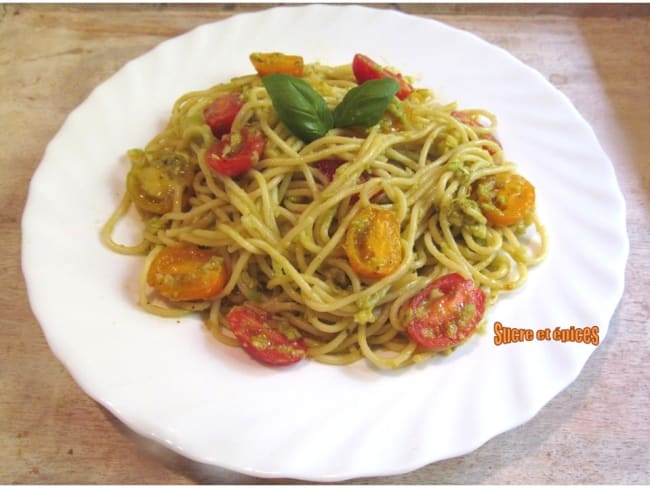 Pâtes au pesto, avocat et petites tomates cerises