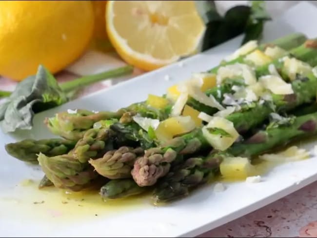 Asperges vertes vinaigrette aux herbes et au citron confit