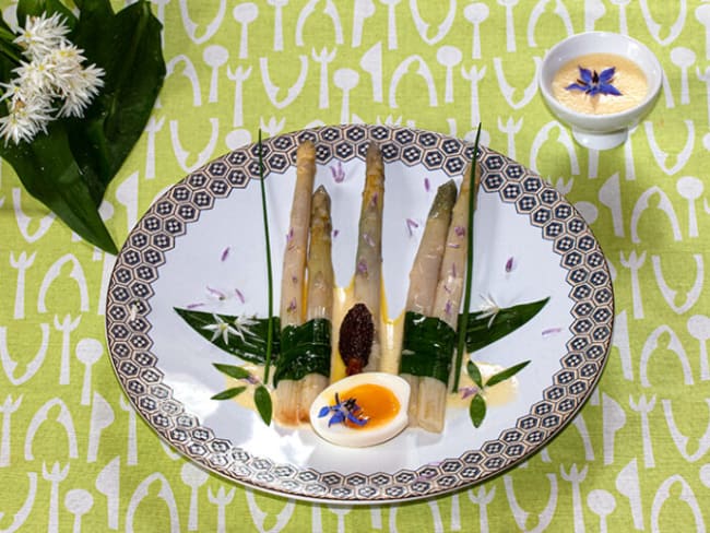 Asperges en robe d'ail des ours, sauce hollandaise, morille et oeuf mollet