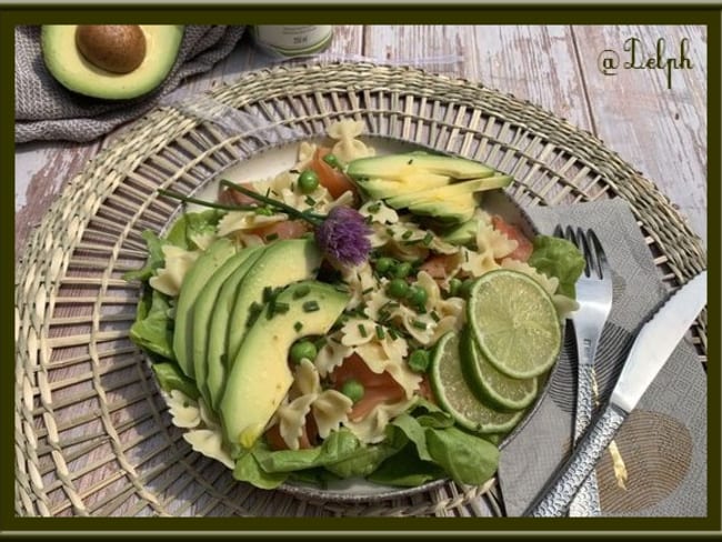 Salade de farfalle à l’avocat et saumon