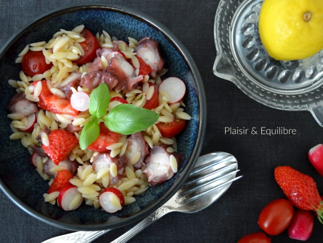 Salade de pâtes orzo, fraises, tomates et poulpe
