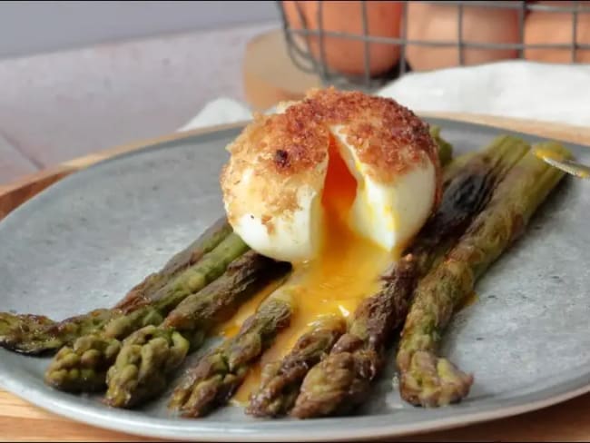 Asperges vertes et oeuf pané aux noisettes : une entrée de printemps