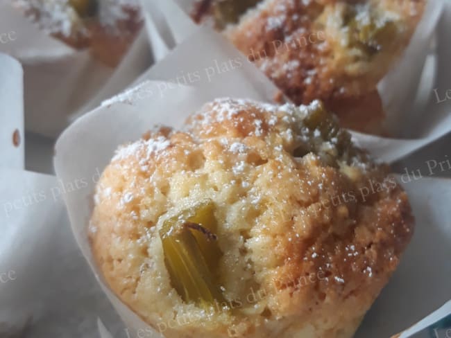 Muffins à la rhubarbe du jardin pour le petit déjeuner ou le goûter