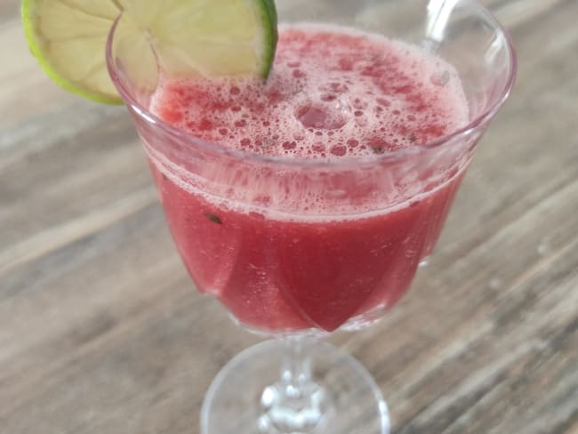 Smoothie healthy de fraise, pastèque et menthe